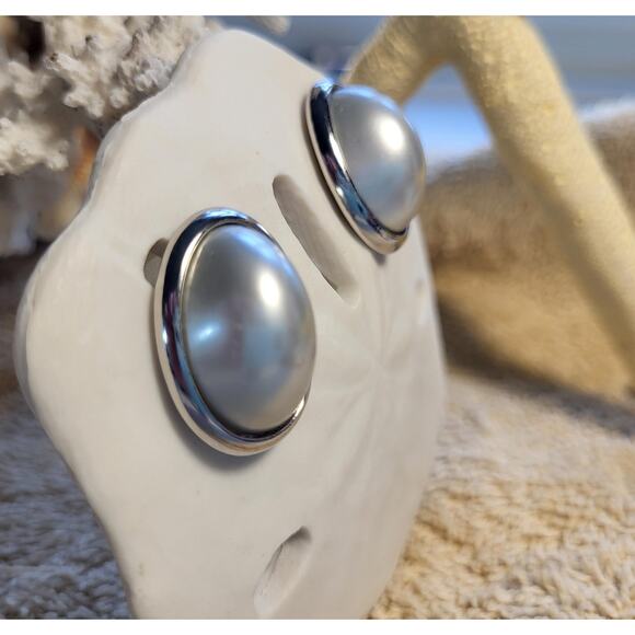 Signed Trifari Pearl Earrings Silver Gray Pierced Classic Vintage Beautiful! - Picture 3 of 8